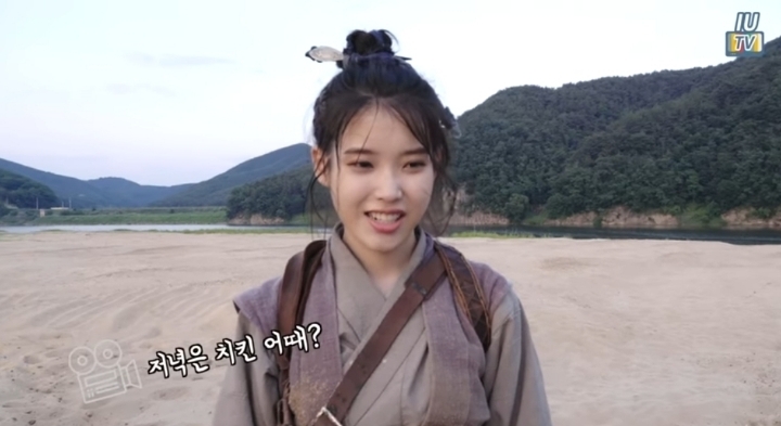 치킨과 피자를 대하는 아이유 | 인스티즈