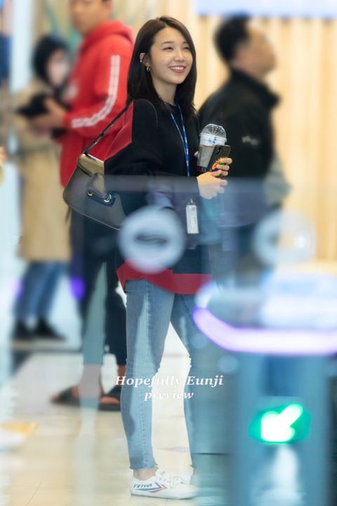 팬들 보는 밝은 표정의 에이핑크 정은지.jpg | 인스티즈