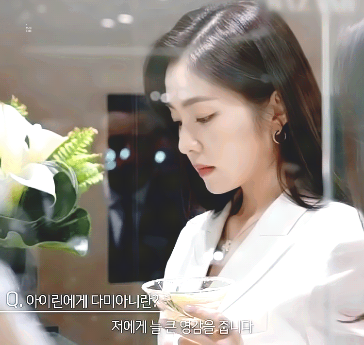 주얼리매장에서 목걸이 해보는 레드벨벳 아이린.jpgif | 인스티즈