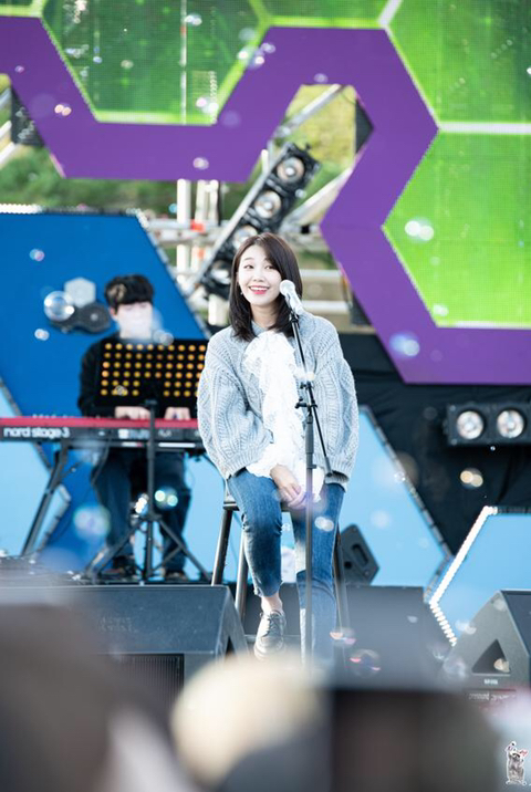 무대 비누방울 효과 속 에이핑크 정은지.jpgif | 인스티즈