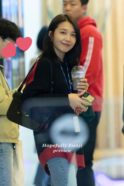 팬들 보는 밝은 표정의 에이핑크 정은지.jpg | 인스티즈