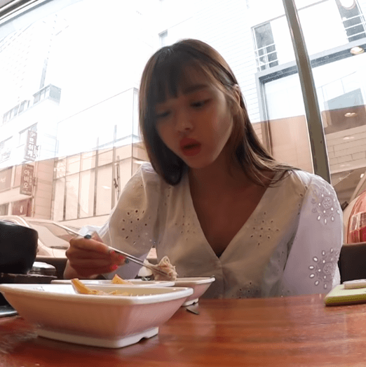 국밥 먹는 유시아.gif | 인스티즈