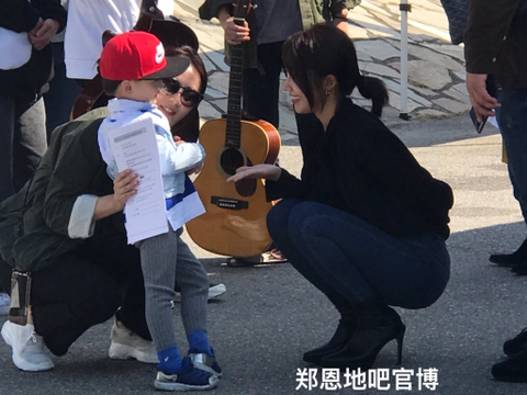 아가 보고 좋아하는 에이핑크 정은지.jpg | 인스티즈