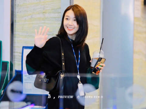 팬들 보는 밝은 표정의 에이핑크 정은지.jpg | 인스티즈