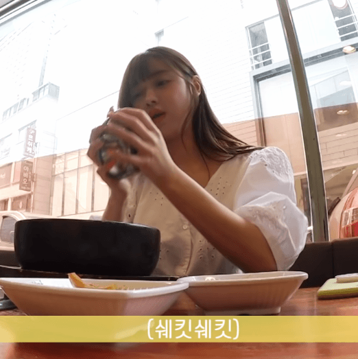 국밥 먹는 유시아.gif | 인스티즈