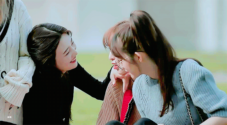 웬디가 귀여워서 웃긴 조이와 그냥 빵터진 아이린.gif | 인스티즈