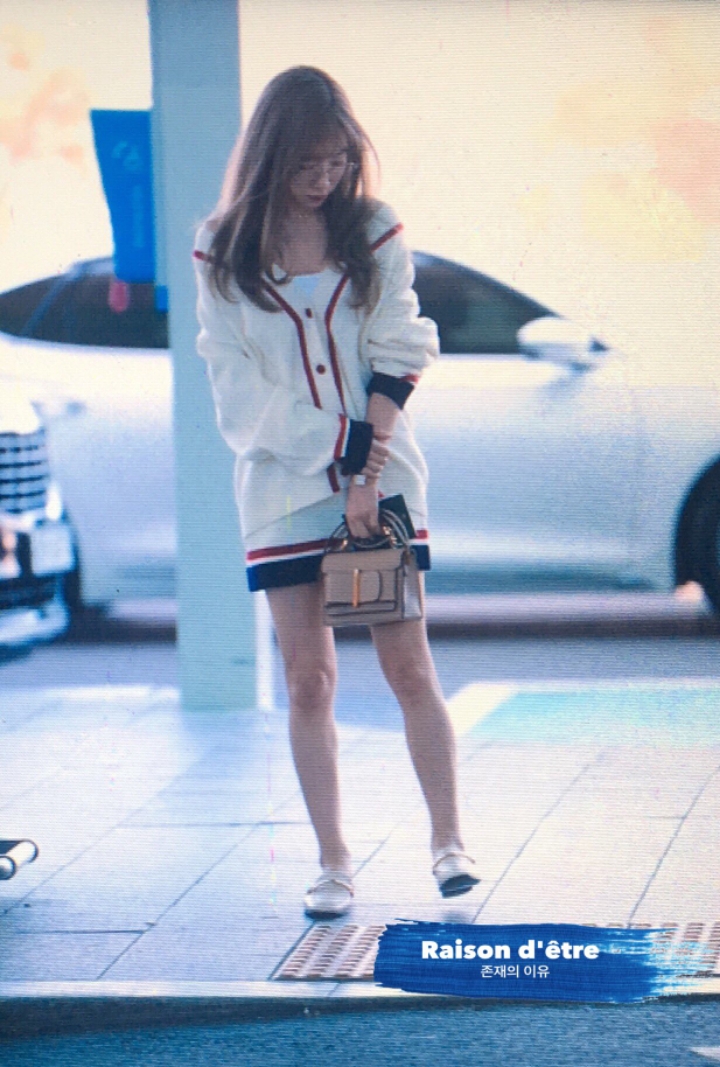 오늘자 새로운 헤어컬러로 염색하고 공항에 나타난 태연 | 인스티즈