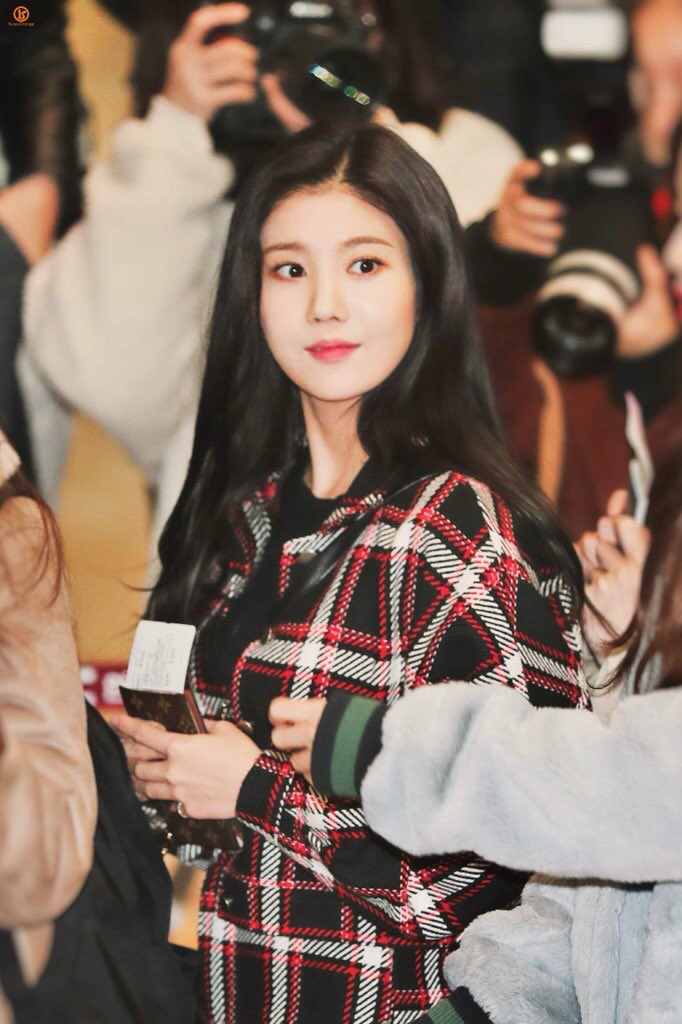 [아이즈원] 비가 많이 내려오고 있어서 권은비 | 인스티즈