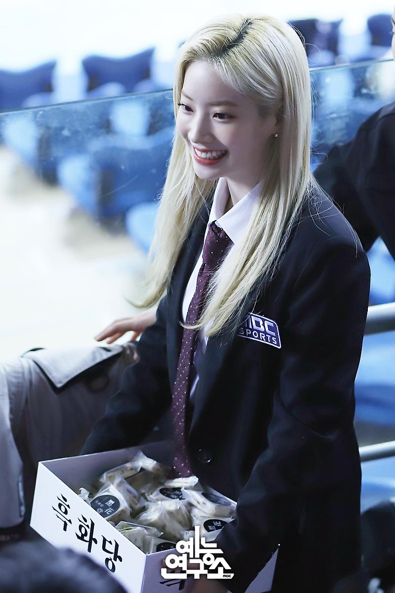 아육대에서 사탕 앵벌이 강매하는 여자아이돌 | 인스티즈