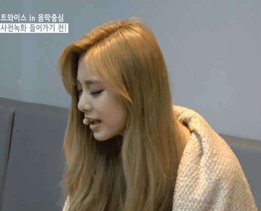 졸려서 눈도 못뜨고 연습하는 트와이스 쯔위 | 인스티즈