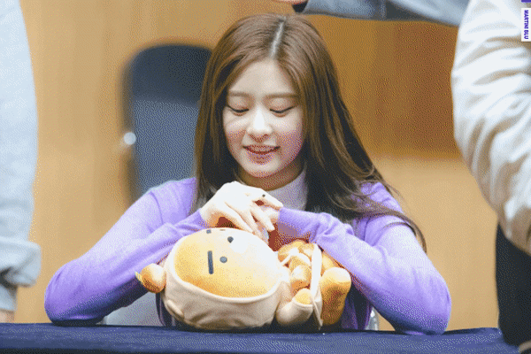 쭈굴미 넘치는 애잔한 개구리 아이즈원 김민주2.jpgif | 인스티즈