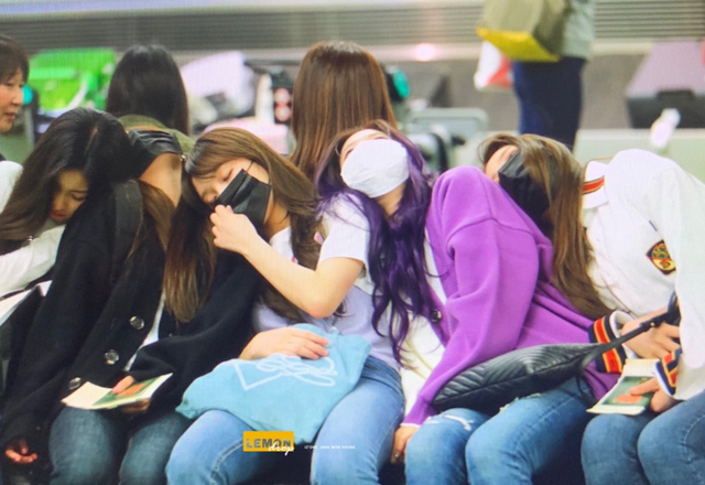 아이즈원) 공항에서 자는 아이들.. | 인스티즈