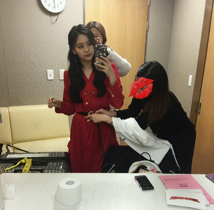 181125 레드의상 입은 여자친구 엄지 인스타그램 | 인스티즈