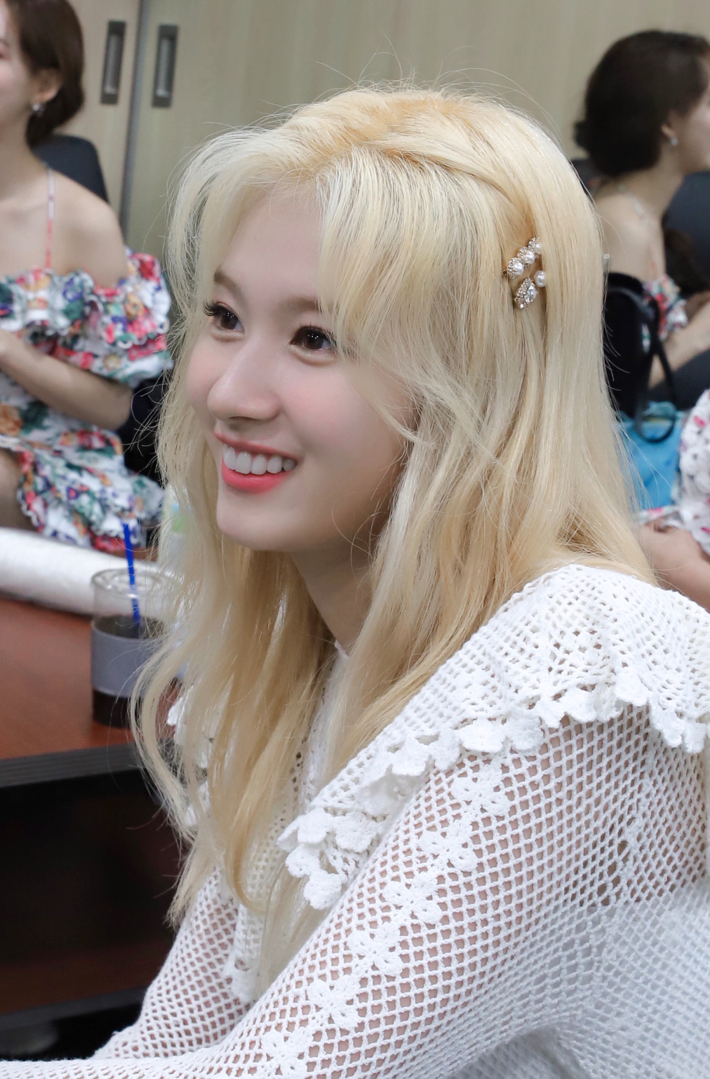 트와이스 공트 사나 - 숲 속에 원두막 짓고 풀 내음 맡으면서 과일따러 다닐 것 같은 숲 속 요정 샤샤 | 인스티즈