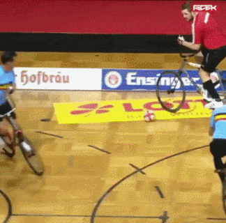 자전거 타고 하는 풋살.gif | 인스티즈