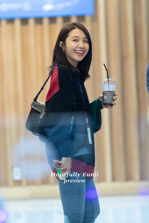 팬들 보는 밝은 표정의 에이핑크 정은지.jpg | 인스티즈