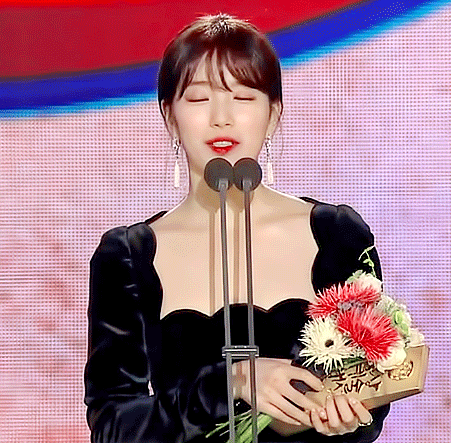 수지에게 귓속말 시도하는 박보검 | 인스티즈