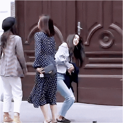 아이린한테 얼굴 마사지 당하는 조이.gif | 인스티즈