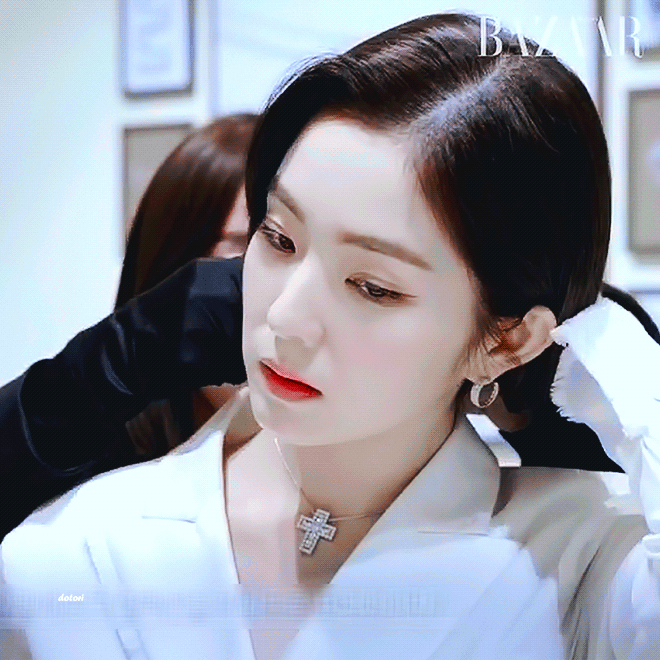 주얼리매장에서 목걸이 해보는 레드벨벳 아이린.jpgif | 인스티즈