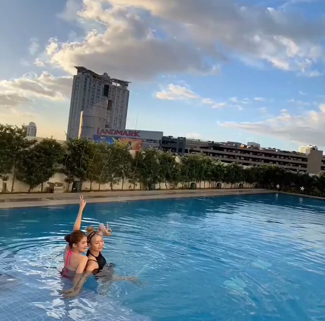 수영장에 간 모모랜드.jpg | 인스티즈