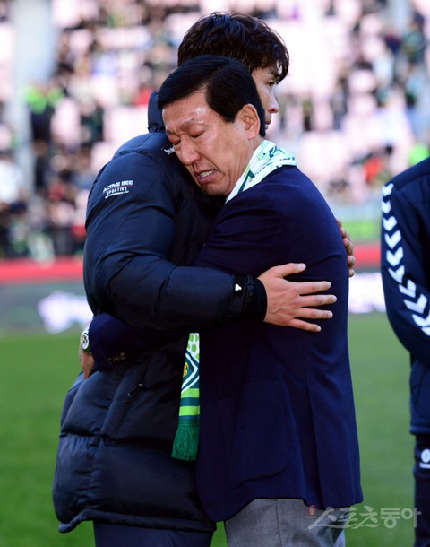 눈물 보이는 라이언킹 | 인스티즈