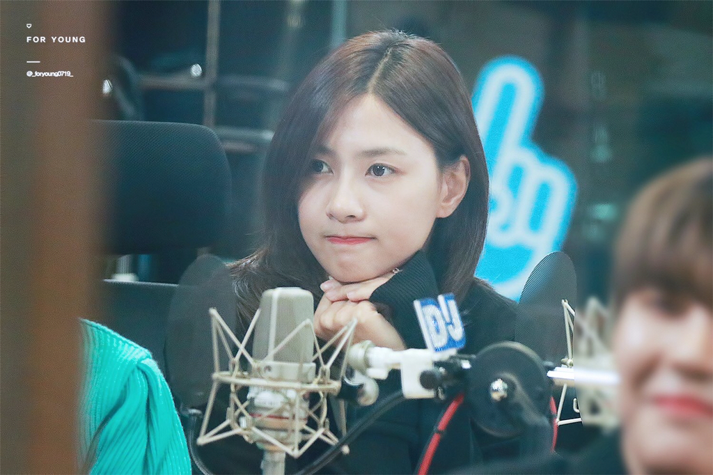 [에이핑크] 오늘은 기타 줄 교체 할 예정이라서 하영이 | 인스티즈