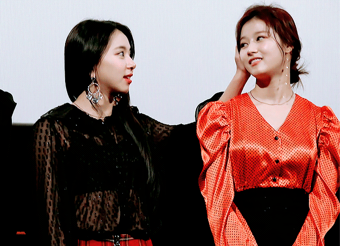 동료도 유혹하는 트와이스 사나.GIF | 인스티즈