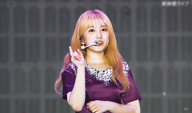 [아이즈원] 콘서트에서 포착된 나코의 귀여운 버릇..gif | 인스티즈