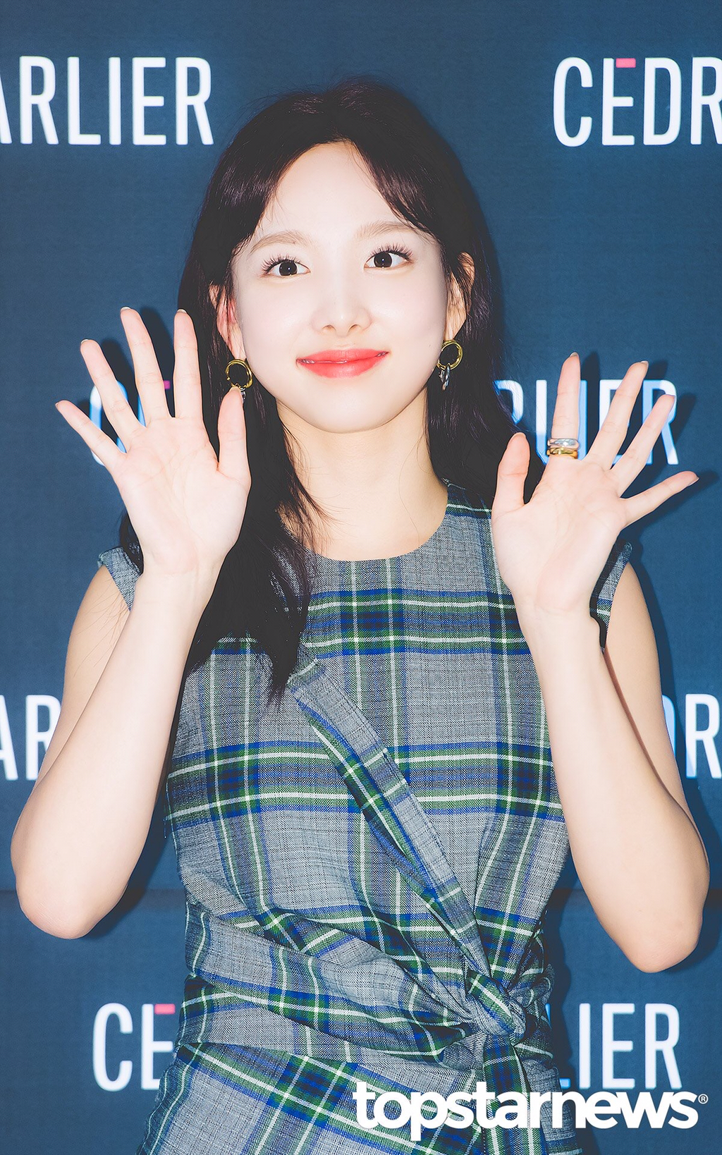 막내 쯔위가 좋아 포옹하는 맏내 나봉이 | 인스티즈