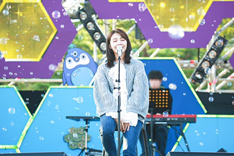 무대 비누방울 효과 속 에이핑크 정은지.jpgif | 인스티즈