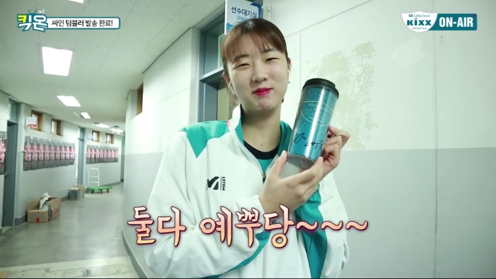 텀블러에 싸인하는 여배선수들.jpg | 인스티즈