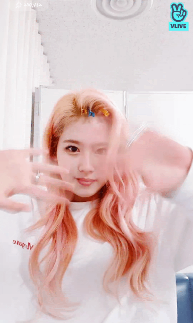 오늘자 브이앱 하는 트와이스 사나 | 인스티즈