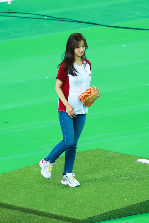 공 던지는 에이핑크 보미.jpg | 인스티즈