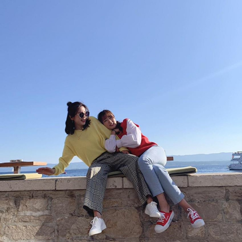 크로아티아에서 일을 하고 있는 에이핑크 초롱 보미.jpg | 인스티즈