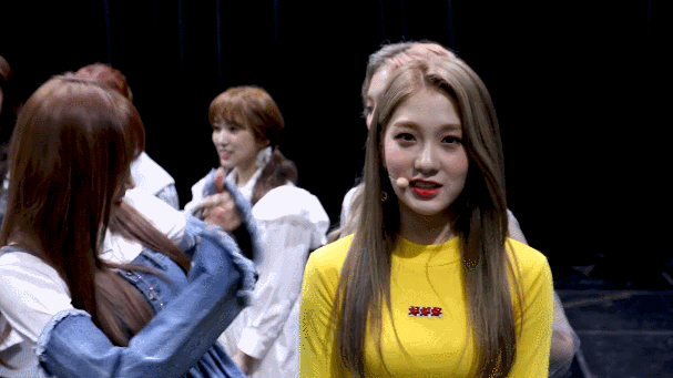 프로미스나인 LOVEBOMB 활동기 비하인드에나온 프로미스나인&amp;아이즈원 만남짤들.GIF | 인스티즈