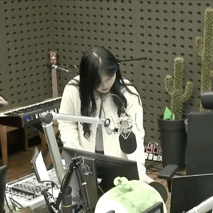 작가님 뒤에서 재롱피는 에이핑크 정은지.gif | 인스티즈