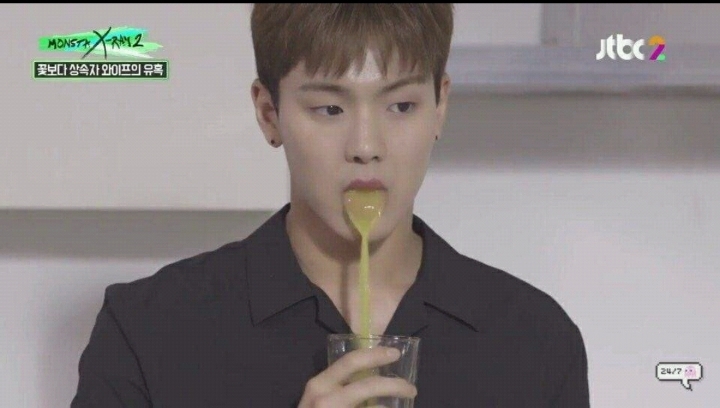 현재 의견 갈리고있는 오렌지주스다vs노란색 스푼이다 | 인스티즈