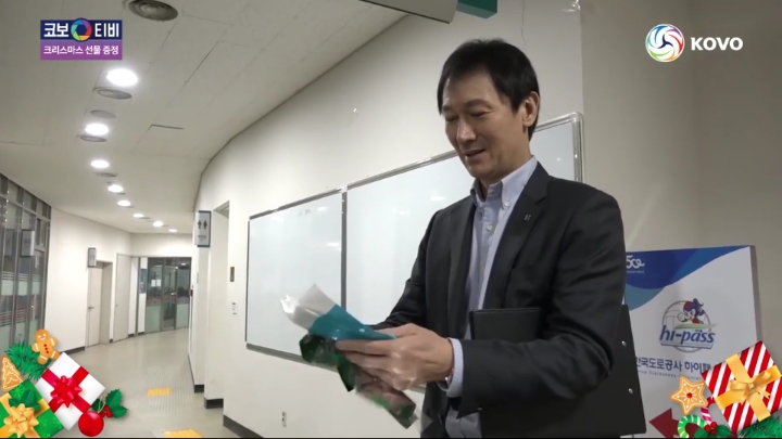 크리스마스 선물받는 기업은행 선수들.jpg | 인스티즈