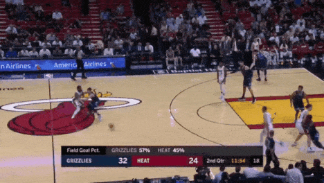 오늘자 요나스 발렌슈나스 앞에 두고 덩크 꽂는 마이애미 히트 데릭 존스 주니어.GIF | 인스티즈