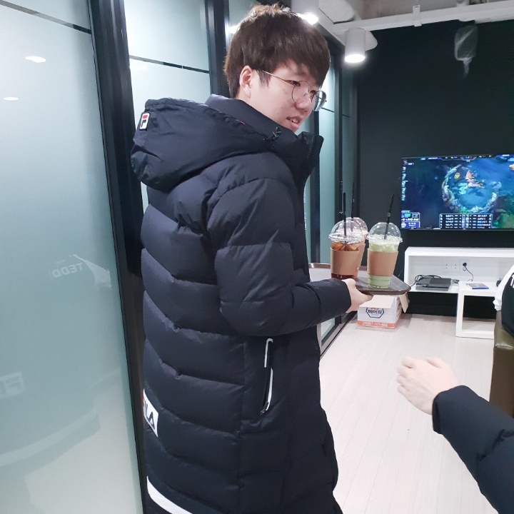 [LOL] 경기 끝나고 피드백하는 SKT 선수들 | 인스티즈