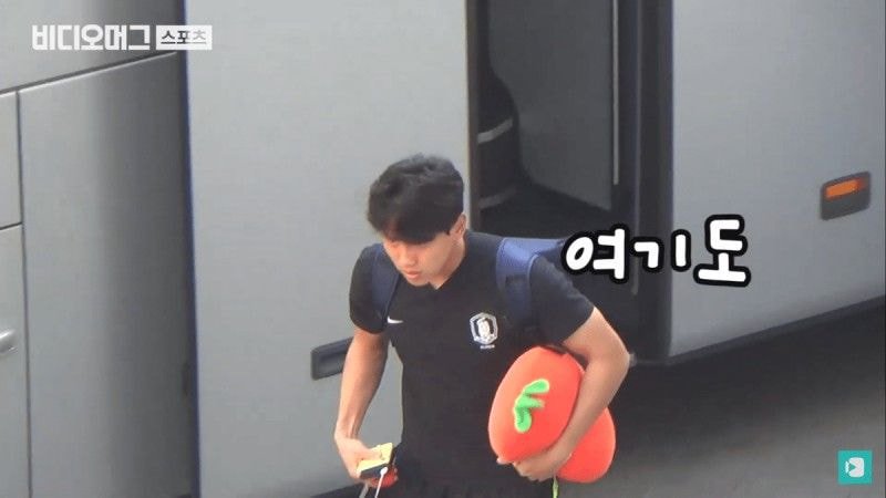 이동할 때마다 인형 안고 다니는 U20 선수들.jpg | 인스티즈