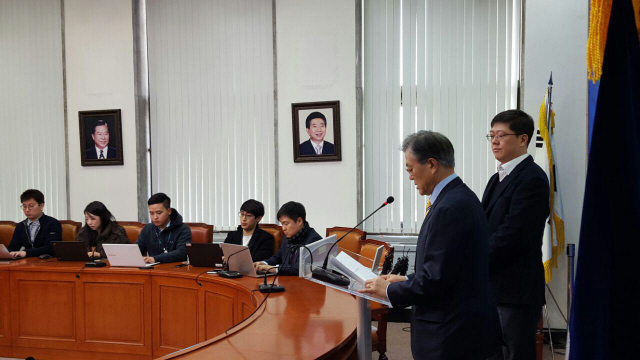 더불어민주당과 자유한국당 당사에 걸려있는 전직 대통령 사진 | 인스티즈