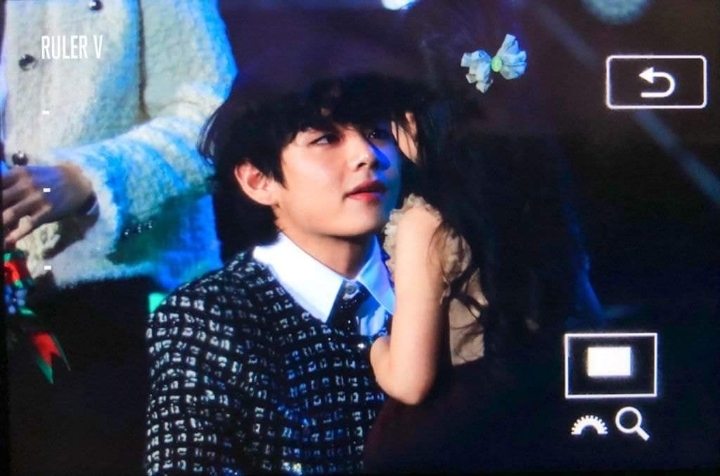 어린 아이를 바라보는 방탄 뷔의 눈빛 | 인스티즈