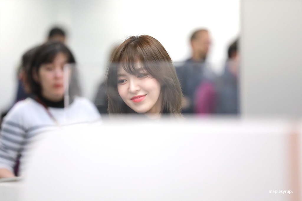 레드벨벳 웬디의 여행갔을 때 패딩 벗는 과정 ㅋㅋㅋ | 인스티즈