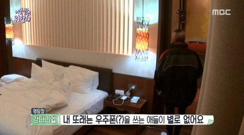 국내 아이돌이 사용한다는 스마트폰 기종.jpg | 인스티즈