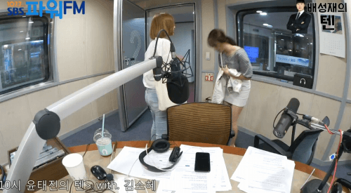 셋이 있을 땐 친한데 둘이면 어색한 사이가 인사할 때.gif | 인스티즈