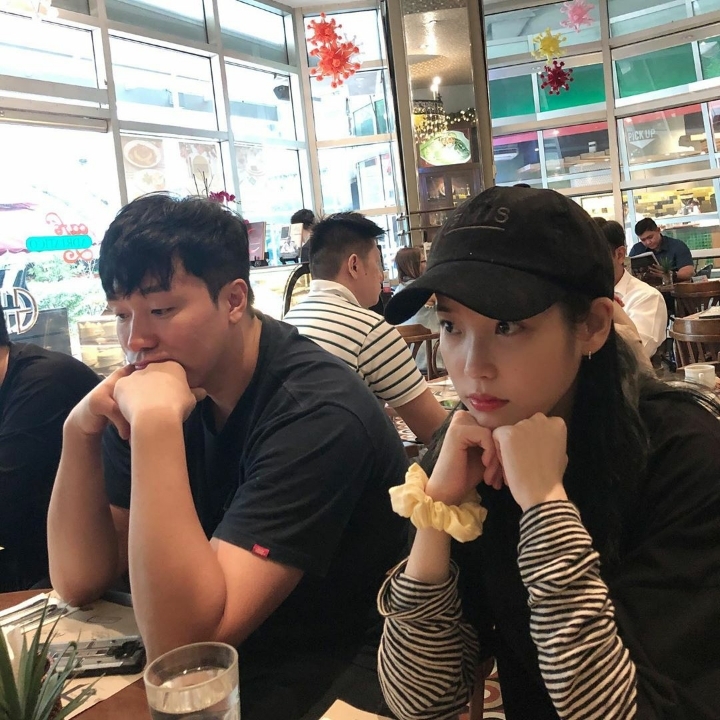 아이유에게 곱창밴드 선물한 여자친구 엄지 | 인스티즈