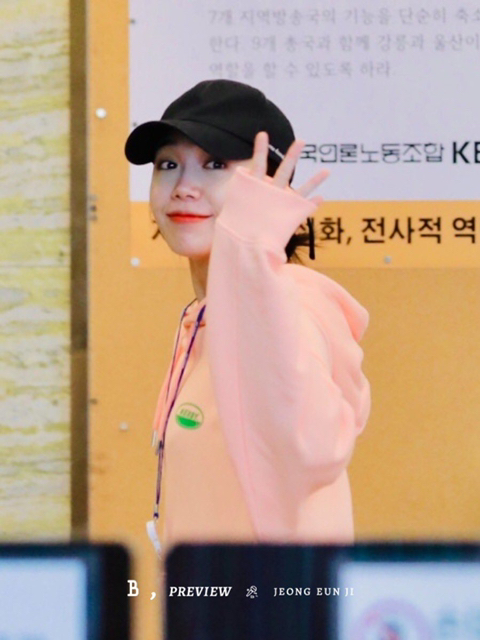 팬들 에게 인사하는 에이핑크 정은지.jpg | 인스티즈