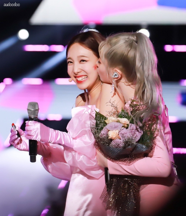 뽀뽀하는 트와이스.jpgif | 인스티즈
