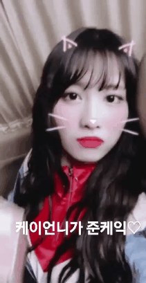 러블리즈 케이에게 생일케이크 선물받은 트와이스 모모.gif | 인스티즈